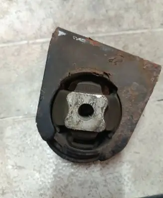 Toyota Avensis T250 Engine mount bracket 