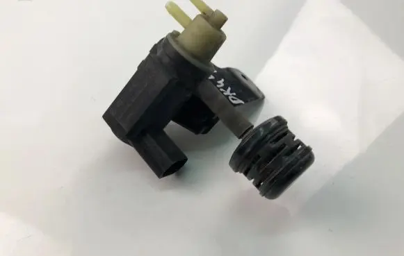Volkswagen Touran I Turbo solenoid valve 1K0906627E