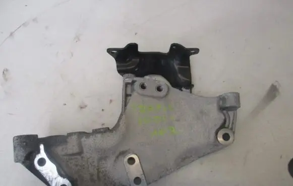 Opel Vivaro Engine mounting bracket
