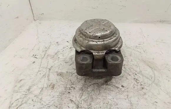 Volvo V70 Engine mount bracket 31304038