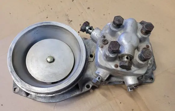 Volkswagen Jetta II Fuel distributor 0438101005 026133353 0438121011