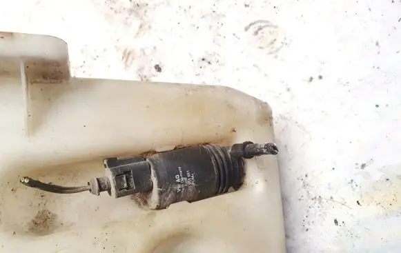Skoda Octavia Mk2 (1Z) Windscreen/windshield washer pump 1k5955651