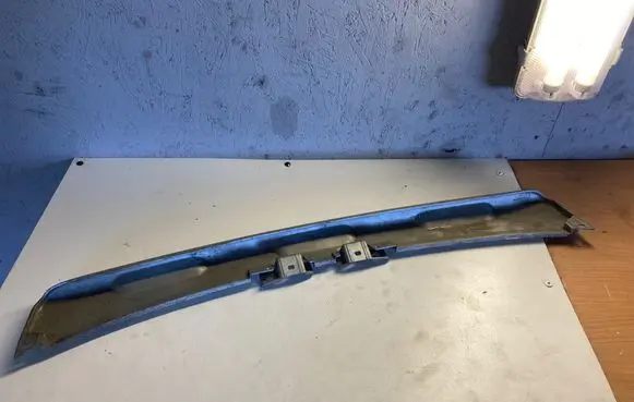 Front bumper lip