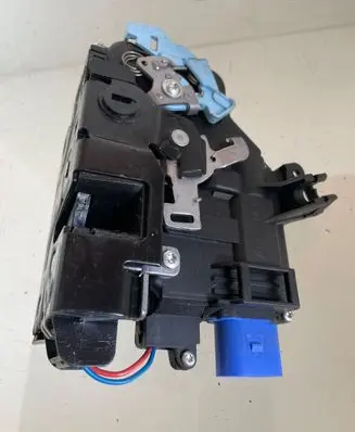 Volkswagen Golf V Rear door lock 7L0839015