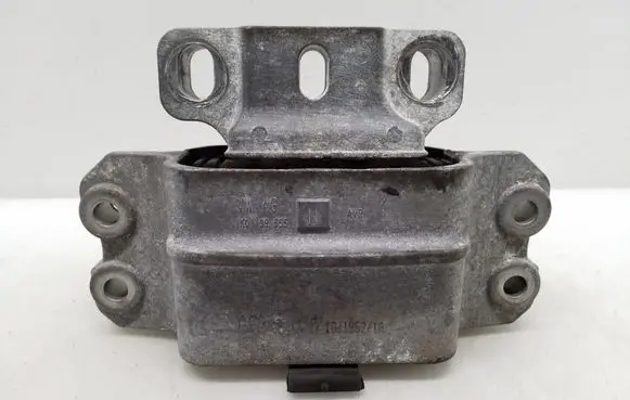 Skoda Octavia Mk2 (1Z) Engine mount bracket IKO199555