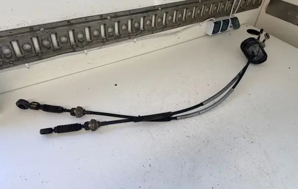 Opel Vivaro Gear shift cable linkage M608747 1384