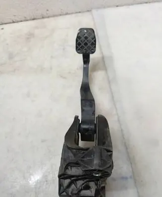 Volkswagen Touran I Clutch pedal 1T1721059BR 470032502