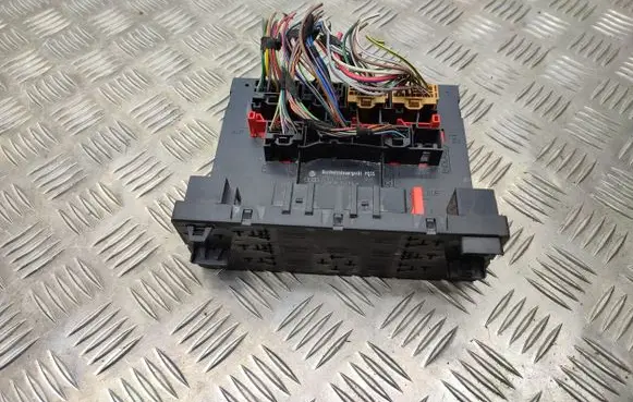 Volkswagen Touran I Fuse module 1K0937049L