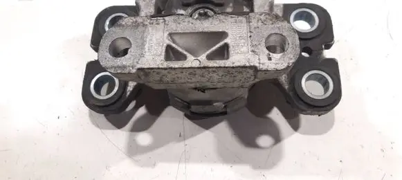 Volvo V70 Engine mount bracket
