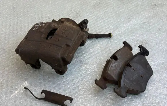 BMW 3 E46 Front brake caliper 5725