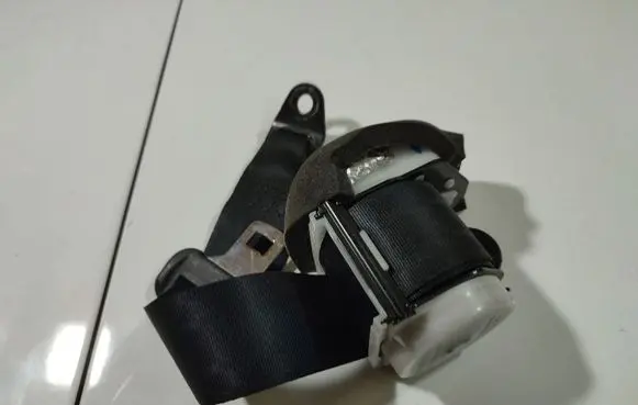 Rear seatbelt