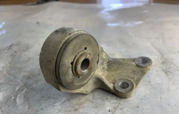 Jeep Compass Engine mount bracket