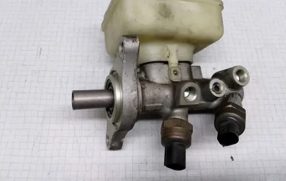 Volkswagen Golf IV Master brake cylinder L481402