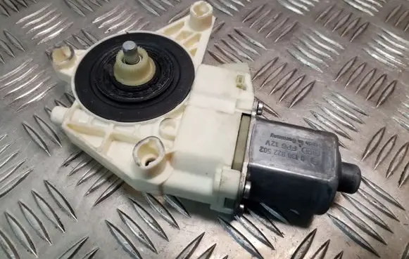 Mercedes-Benz E W212 Front door window regulator motor A2048200242 0130822502