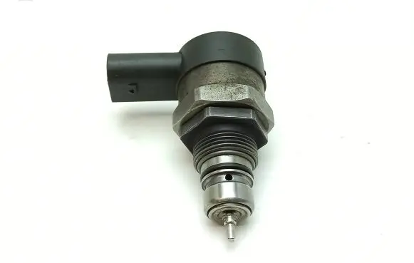 Mercedes-Benz E W211 Fuel pressure regulator A6110780449 0281002494