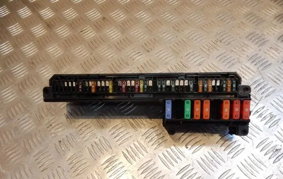 BMW 5 E60 E61 Fuse box set 6957330 38228