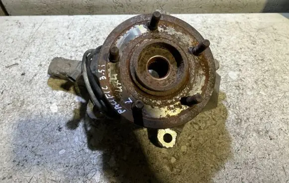 Chrysler Pacifica Front wheel hub