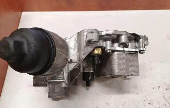 Mercedes-Benz E W213 Oil filter mounting bracket A6541800265 A6541805700