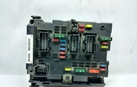 Peugeot 307 Fuse module 9643537880 12851889