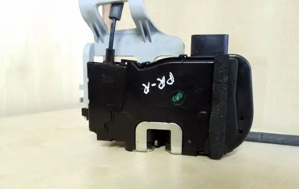 KIA Sportage Front door lock 813203U010