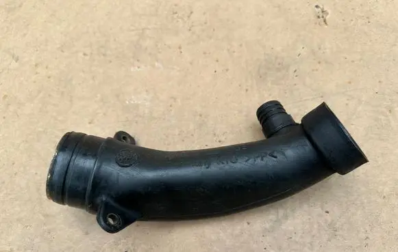 Volkswagen Transporter - Caravelle T4 Turbo air intake inlet pipe/hose 074129715E