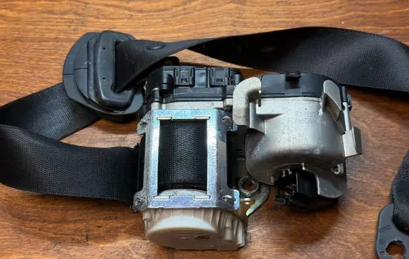 Mercedes-Benz S W220 Front seatbelt 33030369 33033476A