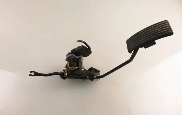 Accelerator throttle pedal