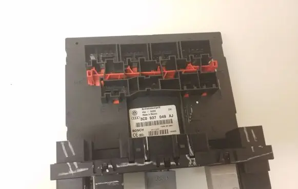 Volkswagen Golf V Fuse module 3C0937049AJ