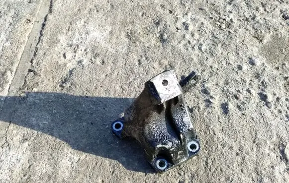 Audi A4 S4 B7 8E 8H Engine mounting bracket