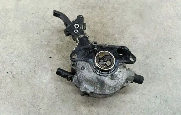 Volkswagen Golf V Vacuum pump 038145209BOSCH