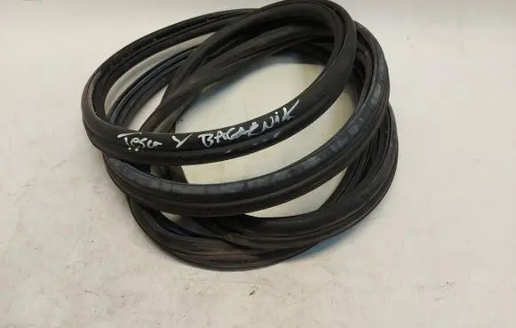 Tesla Model Y Trunk rubber seal (body) TESYUsz77029701
