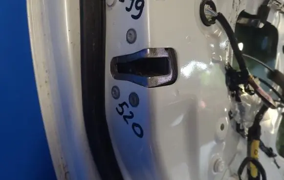 Lexus IS 220D-250-350 Front door lock 6904042250