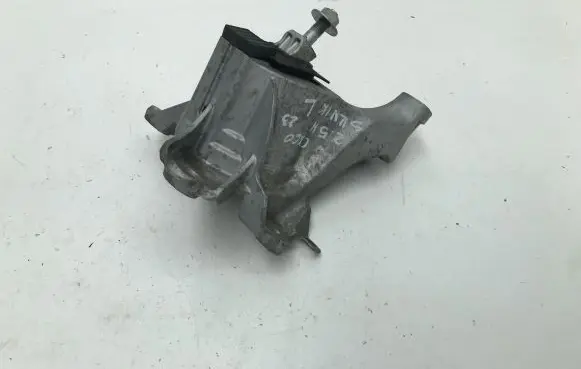 Engine mount vacuum valve