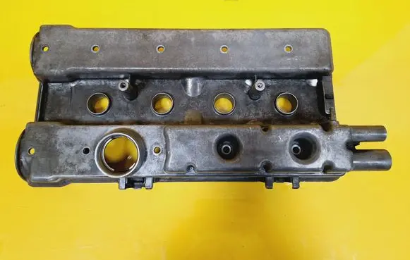 Opel Corsa B Rocker cam cover 90470439
