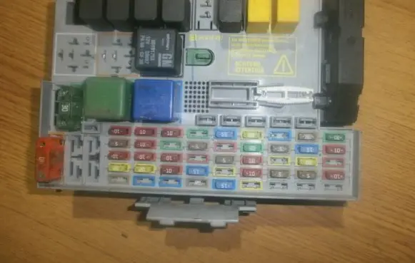 Opel Zafira A Fuse box set 24412497 24431677