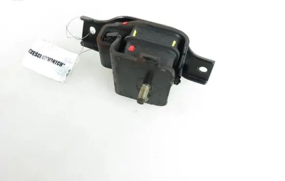 Engine mount vacuum valve
