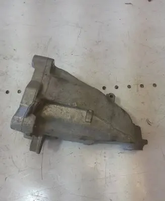 Mercedes-Benz C W205 Engine mounting bracket A2742204600