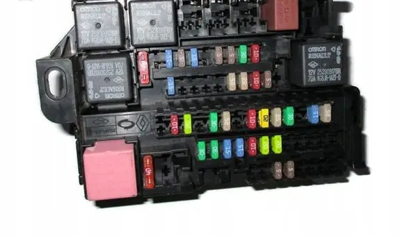 Renault Latitude (L70) Fuse module
