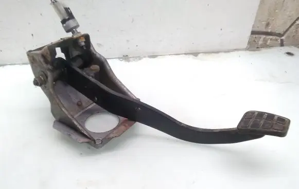 Mitsubishi Pajero Brake pedal
