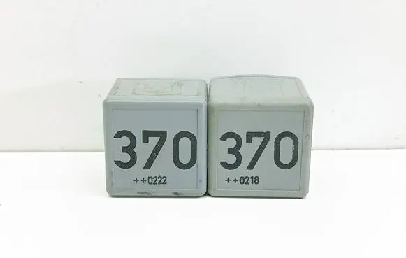 Volkswagen PASSAT B5.5 Other relay 8D0951253