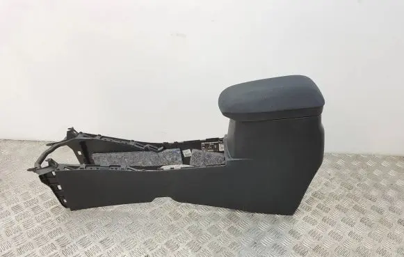 Toyota Auris E180 Armrest 5891002160