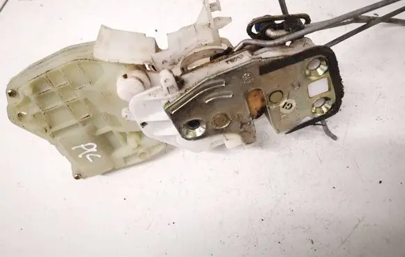 Honda CR-V Front door lock 