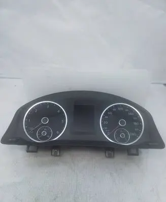 Volkswagen Tiguan Speedometer (instrument cluster) 5N0920883C