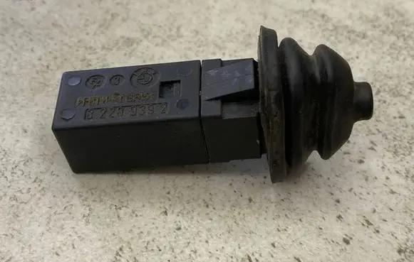 BMW 3 E90 E91 Fuel tank opening switch 82289392