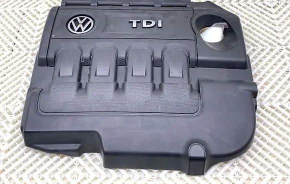 Volkswagen PASSAT B8 Engine cover (trim) 04L103925Q