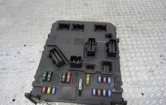 Peugeot 206 Fuse module 965366758C