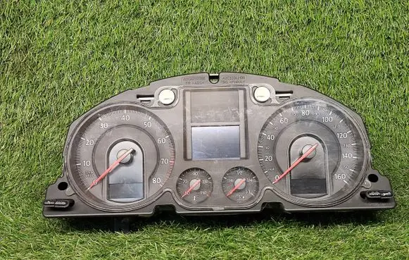 Volkswagen PASSAT B6 Speedometer (instrument cluster) 3C0920960G