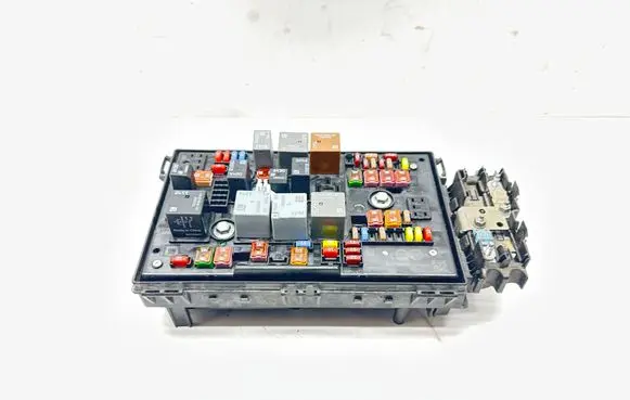 Opel Astra J Fuse module 13302311 1110010AA A001500000