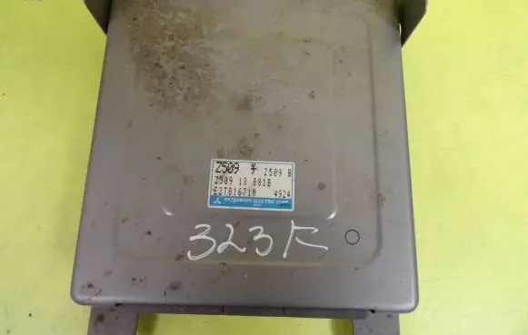 Mazda 323 F Engine control unit/module E2T81671M Z50918881B