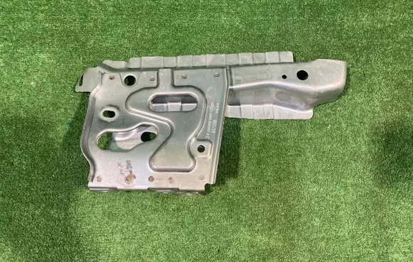 Ford C-MAX II Fender mounting bracket AM51-R16C077-A